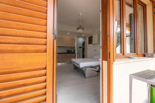 - Vistas a una habitación con cama y cocina en Monolocali Le Lecce Pool & Tennis, en Capoliveri