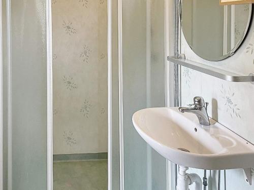 uma casa de banho com um lavatório e um espelho em Holiday home KIL III em Kil