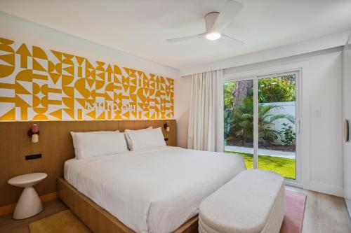 Кровать или кровати в номере Shore Enuff