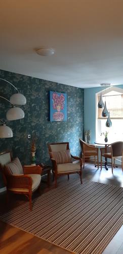 a living room with chairs and a couch and a table at Tante roosje in Enkhuizen