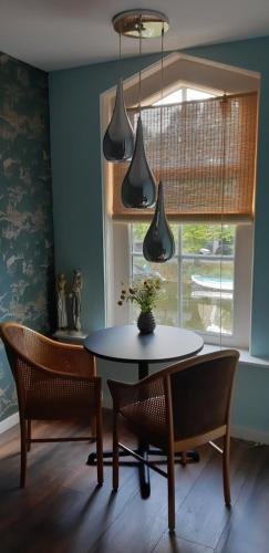 a dining room with a table and chairs and a window at Tante roosje in Enkhuizen