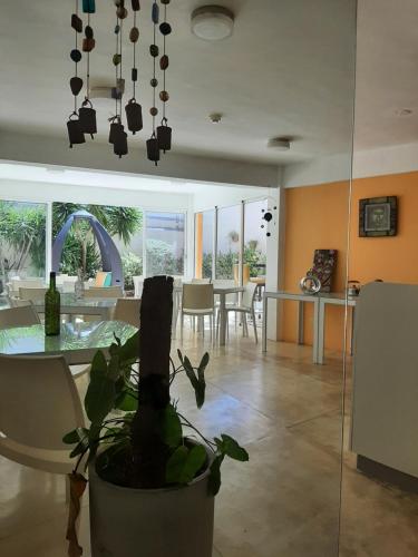 Libert Hotel في بورلامار: غرفة طعام وغرفة معيشة مع طاولة طعام