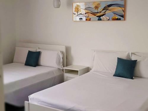 dos camas sentadas una al lado de la otra en una habitación en ANMAN HHBB tourism & business rooms, en Padua