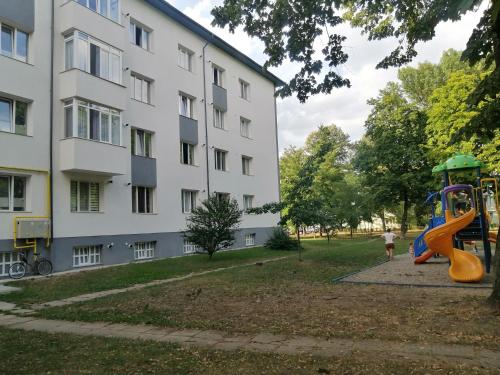 - une aire de jeux dans un parc à côté d'un bâtiment dans l'établissement Ady & Marcy, à Onești
