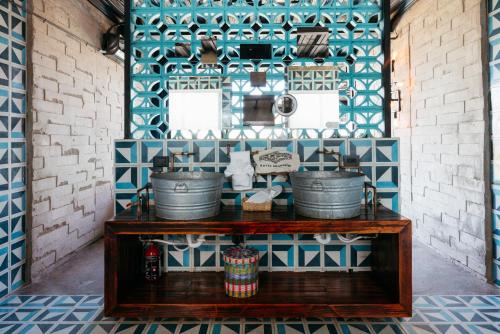 een keuken met blauwe en witte tegels op de muur bij Hotel Los Amantes Valle de Guadalupe in Valle de Guadalupe