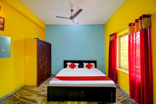 - une chambre avec un lit aux murs colorés dans l'établissement OYO Flagship Hotel Elite Inn, à Bhubaneswar