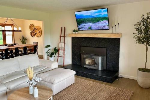 un salon avec une cheminée et une télévision au-dessus. dans l'établissement Mountain View Getaway - Stunning Views and Privacy, à Shenandoah