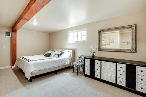 Ένα ή περισσότερα κρεβάτια σε δωμάτιο στο Unique Castro Valley House 30 Mi to San Fran!