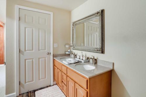 Ένα μπάνιο στο Unique Castro Valley House 30 Mi to San Fran!