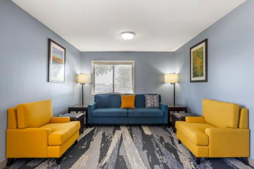 a waiting room with two blue and yellow chairs at Comfort Inn Hastings in Hastings