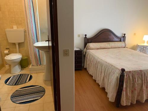 sypialnia z łóżkiem, toaletą i umywalką w obiekcie Residencia Marto w Fatimie