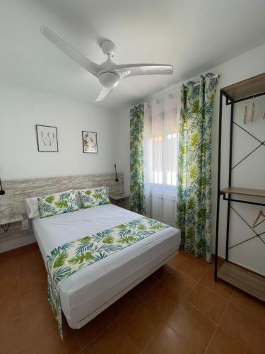 a bedroom with a bed and a ceiling fan at Villa Paraiso in Cazalegas