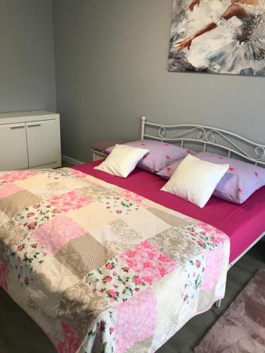 een slaapkamer met een bed met een quilt bij Camelia in Dziwnów