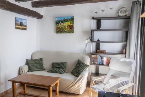 sala de estar con sofá y mesa en Casa Rural Griso, en Riba-roja d'Ebre