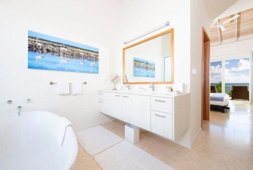 Koupelna v ubytování Sailrock South Caicos - Oceanview Villas & Suites