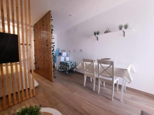 - une salle à manger avec une table et des chaises dans l'établissement Vive el Renacimiento: Cazuela, à Baeza