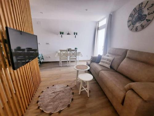 una sala de estar con un sofá y una mesa en Vive el Renacimiento: Cazuela, en Baeza