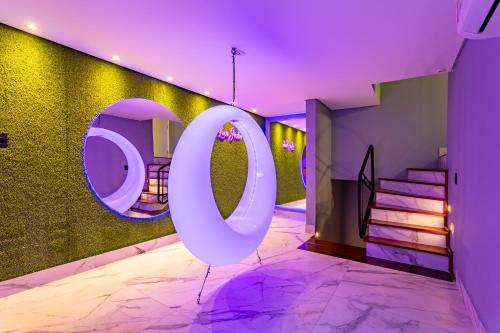 a bathroom with a large white sign on the wall at Drops Motel Brasília in Brasilia