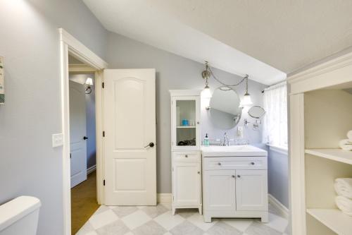 Ένα μπάνιο στο Coastal Lincoln City Home with Spacious Deck!