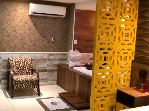 uma casa de banho com uma porta amarela e uma cadeira em HOTEL BIGSTAR em Salvador