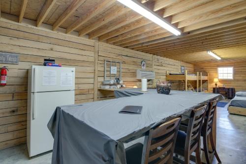 Dapur atau dapur kecil di Rustic Huntsville Studio ATV Authorized Route