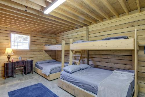 Katil atau katil-katil dalam bilik di Rustic Huntsville Studio ATV Authorized Route