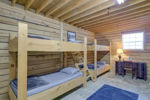 sypialnia z 2 łóżkami piętrowymi w drewnianym domku w obiekcie Rustic Huntsville Studio with Access to ATV Trails! w mieście Huntsville