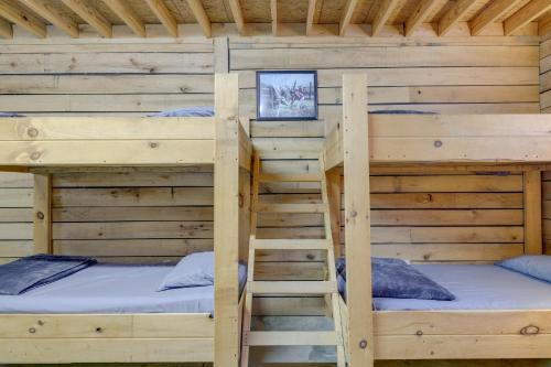 Katil atau katil-katil dalam bilik di Rustic Huntsville Studio ATV Authorized Route