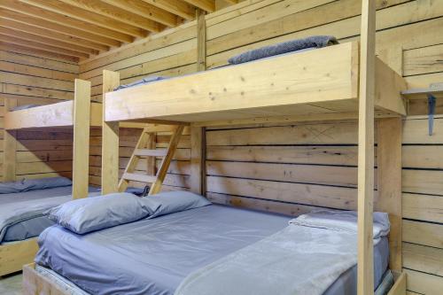 Katil atau katil-katil dalam bilik di Rustic Huntsville Studio ATV Authorized Route