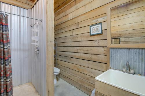 Bilik mandi di Rustic Huntsville Studio ATV Authorized Route