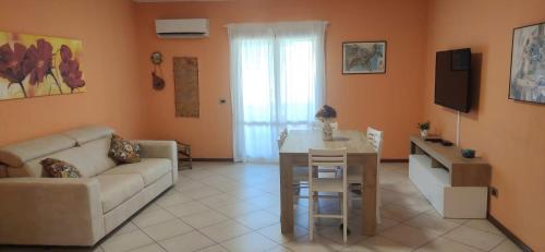 uma sala de estar com um sofá e uma mesa em PATI'S HOUSE em Giardini Naxos