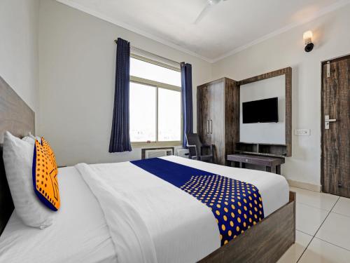 سرير أو أسرّة في غرفة في SPOT ON 81139 Hotel Pearl Inn