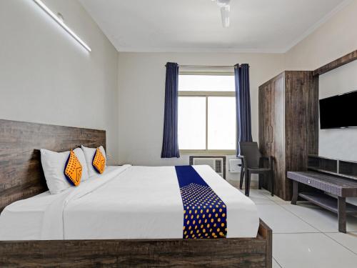 Łóżko lub łóżka w pokoju w obiekcie SPOT ON 81139 Hotel Pearl Inn