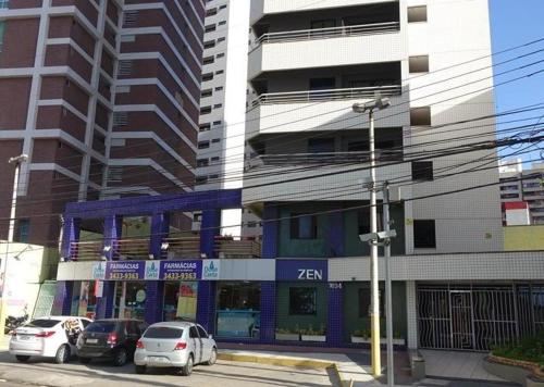 un parking avec des voitures garées devant un bâtiment dans l'établissement Confortável apartamento a 100 m Beira Mar - Edifício Zen Residence, à Fortaleza