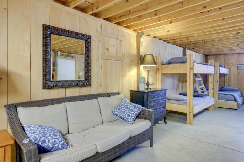 un soggiorno con divano e letto a castello di Outdoorsy Huntsville Getaway ATV Authorized Route a Huntsville