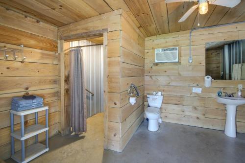 baño de madera con aseo y lavamanos en Outdoorsy Huntsville Getaway with ATV Trails On-Site en Huntsville