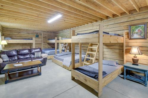 Camera con letti a castello in una baita di tronchi di Pet-Friendly Huntsville Home ATV Authorized Route a Huntsville