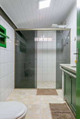 a bathroom with a shower and a toilet at Abaporu Art Hostel in Florianópolis