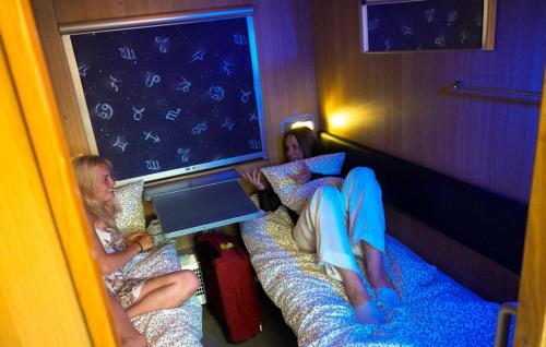 TV a/nebo společenská místnost v ubytování Railrooms Traincar Hostel