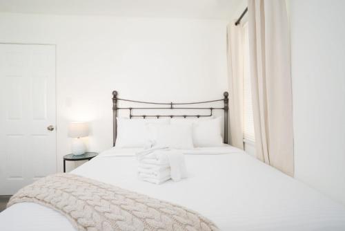 - une chambre blanche avec un grand lit et des draps blancs dans l'établissement Seaside Point Loma Home W Outdoor Patio, à San Diego
