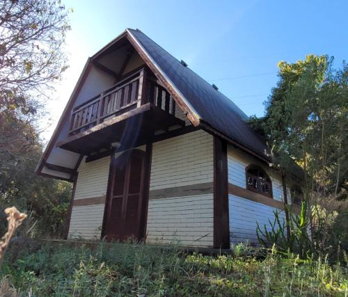 Cette maison ancienne dispose d'un balcon. dans l'établissement Das SteinHaus, à Extrema