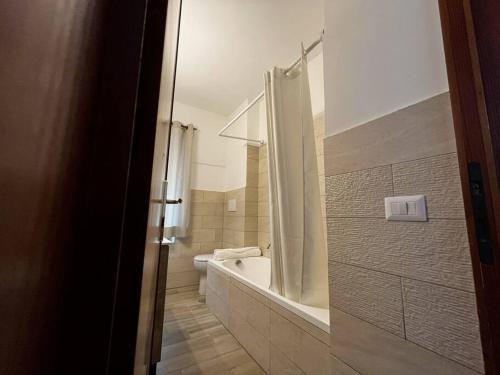 y baño con aseo y bañera. en Appartamento Panoramico su Lago en Trevignano Romano