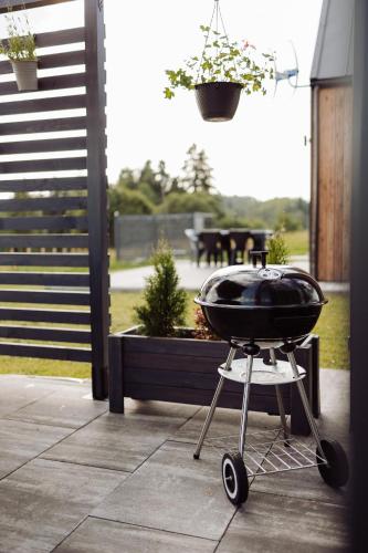 una parrilla de barbacoa en un patio con una mesa en Osada Przejrzysko, en Jordanów
