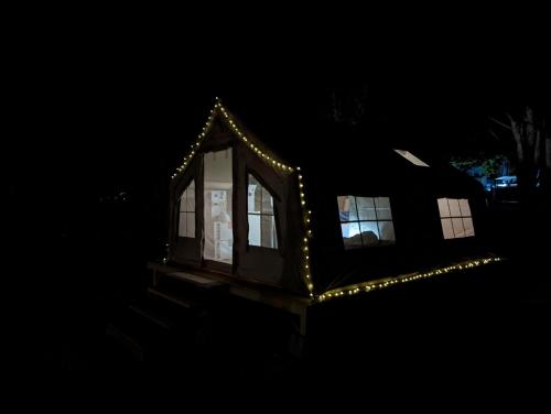 una casa iluminada con luces en la oscuridad en Fundy Spray Campground, en Smiths Cove