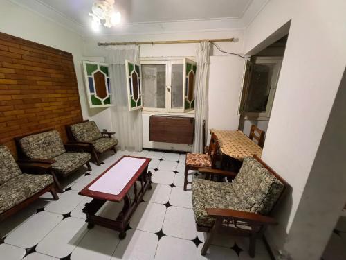 伊斯梅利亞的住宿－Rental home ismailia，配有椅子和桌子的房间以及窗户