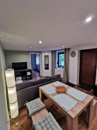 ein Wohnzimmer mit einem Sofa und einem Tisch in der Unterkunft Apartment Viola in Meiningen