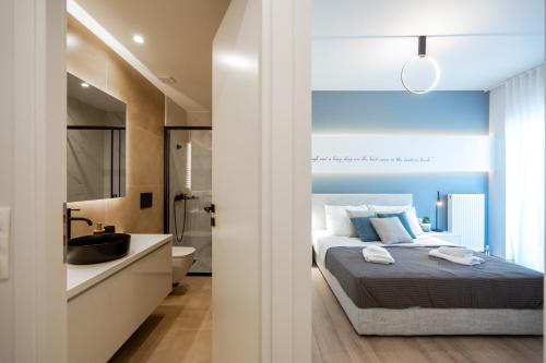 Postel nebo postele na pokoji v ubytování Luxury 4 Bedrooms Apartment Near Flisvos Marina