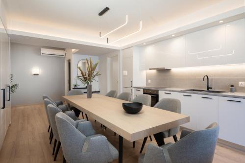 Luxury 4 Bedrooms Apartment Near Flisvos Marina