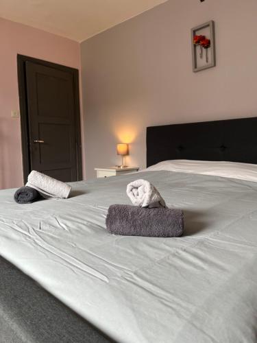 una cama con dos animales de peluche sentados en ella en Maison villageoise, en Anhée