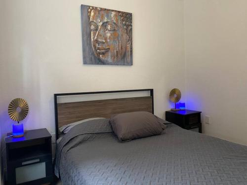 Postel nebo postele na pokoji v ubytování Contemporary 1-Bedroom Private Bungalow Walk to Armature & Riverwalk